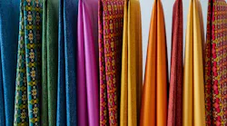 carnegie-mercado_hangers_brights_HR