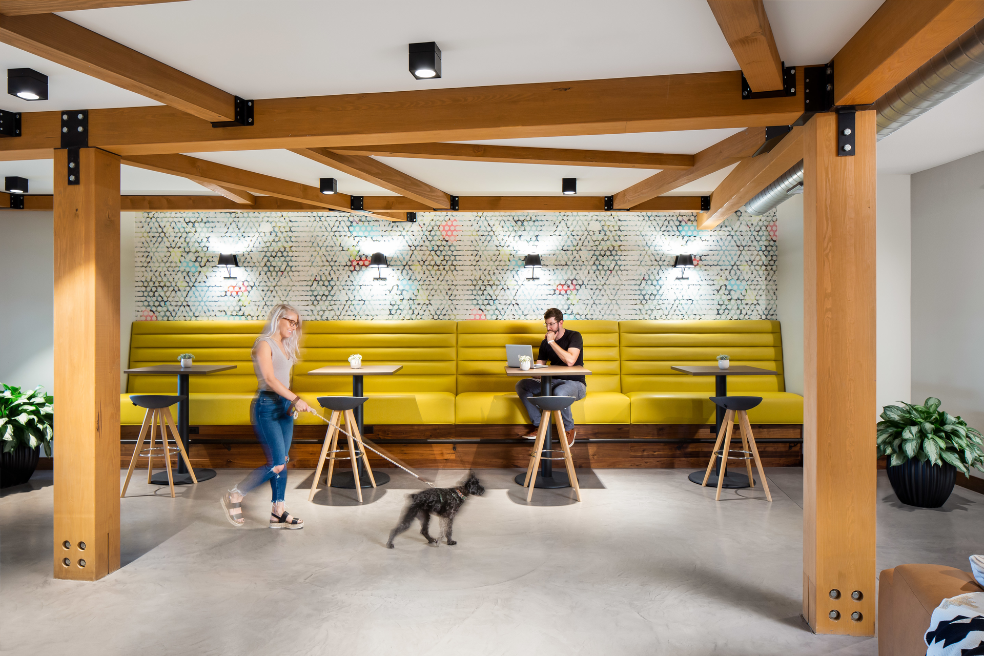 These inviting booths at the Loden-SV function as a coworking space for those needing a change of scenery when working. It can just as easily be used for cocktail hours, meals and coffee breaks.