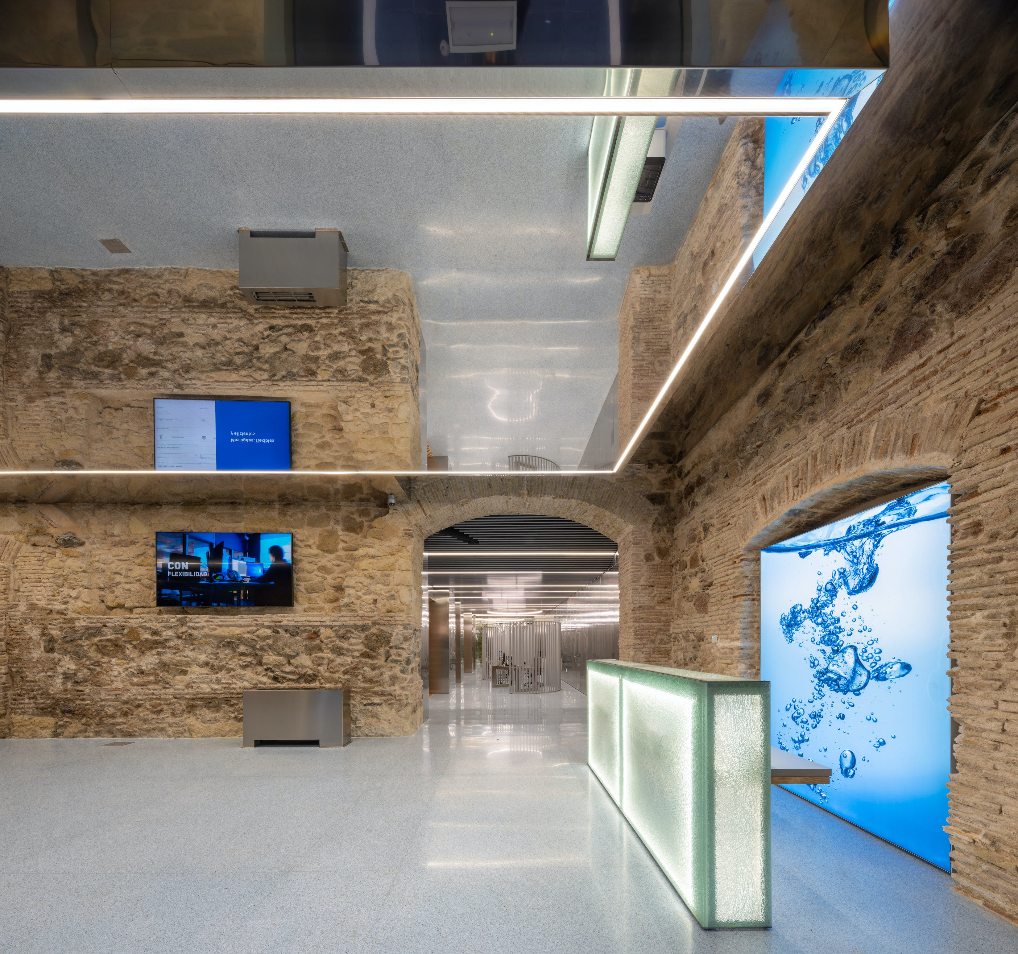 The flexmirror installed from the lobby ceiling at Hidrogea Cartagena.