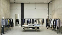 Theory Hudson Yards takes advantage of the locale's designation as a tourist attraction, giving visitors a feeling and aesthetic that aligns with their own personal style and inspires them to spend. Theory Hudson Yards takes advantage of the locale's designation as a tourist attraction, giving visitors a feeling and aesthetic that aligns with their own personal style and inspires them to spend.