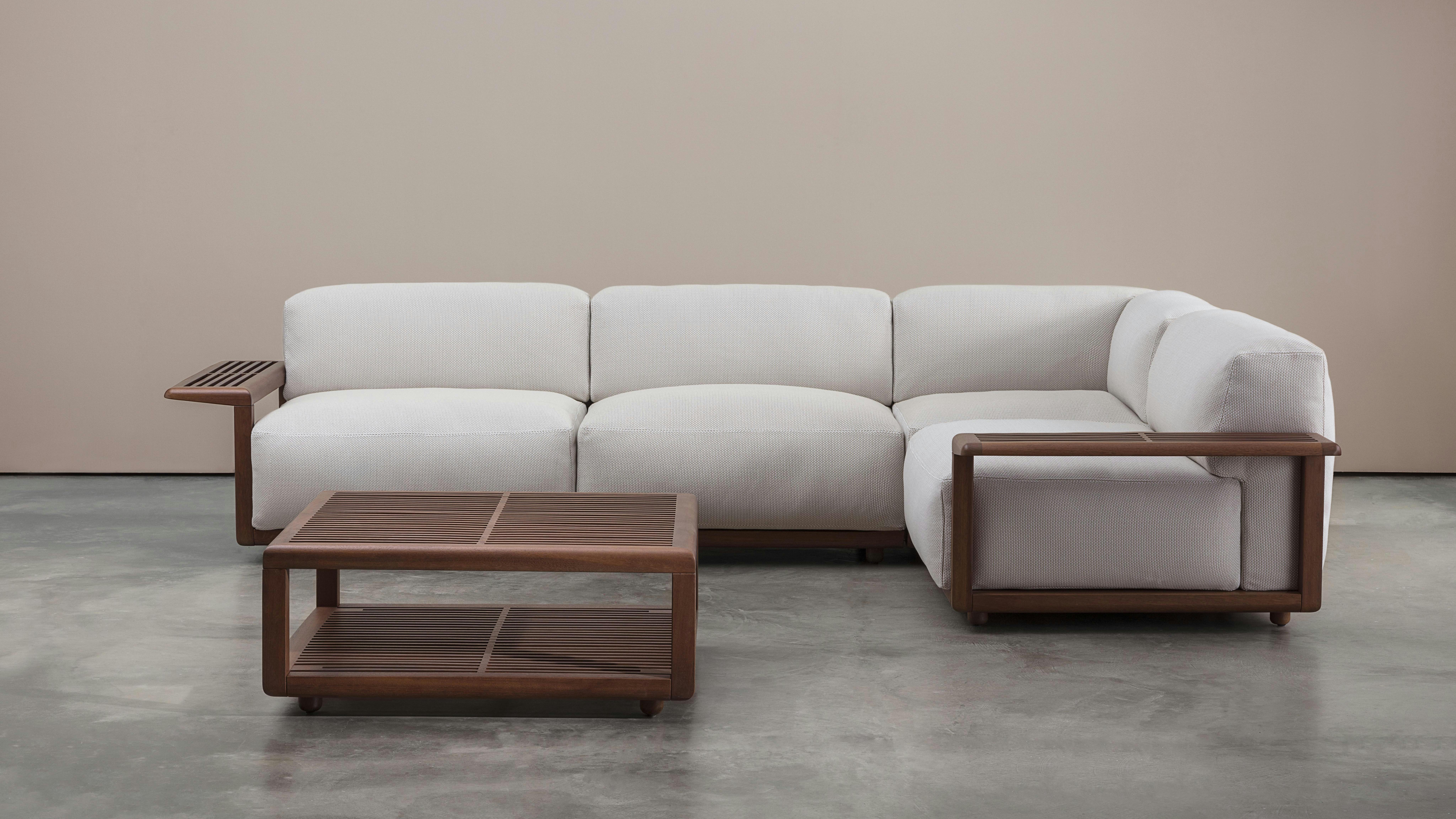 Andreu World Nilo with corner seat and armrests.