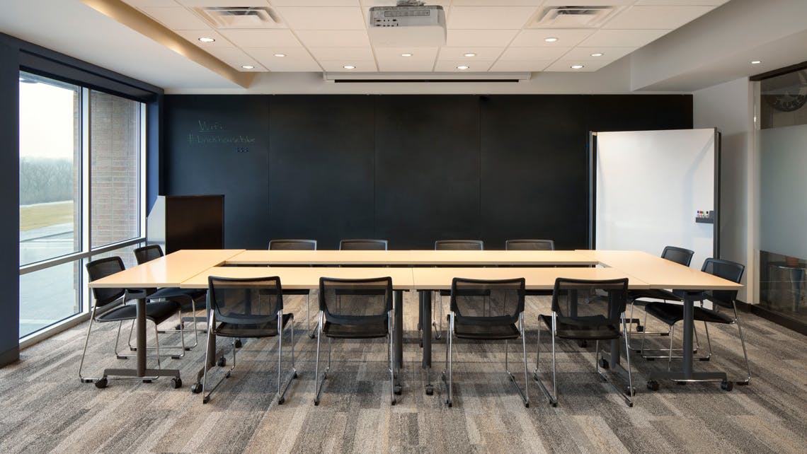 The Dock Training table come in various tabletop shapes.