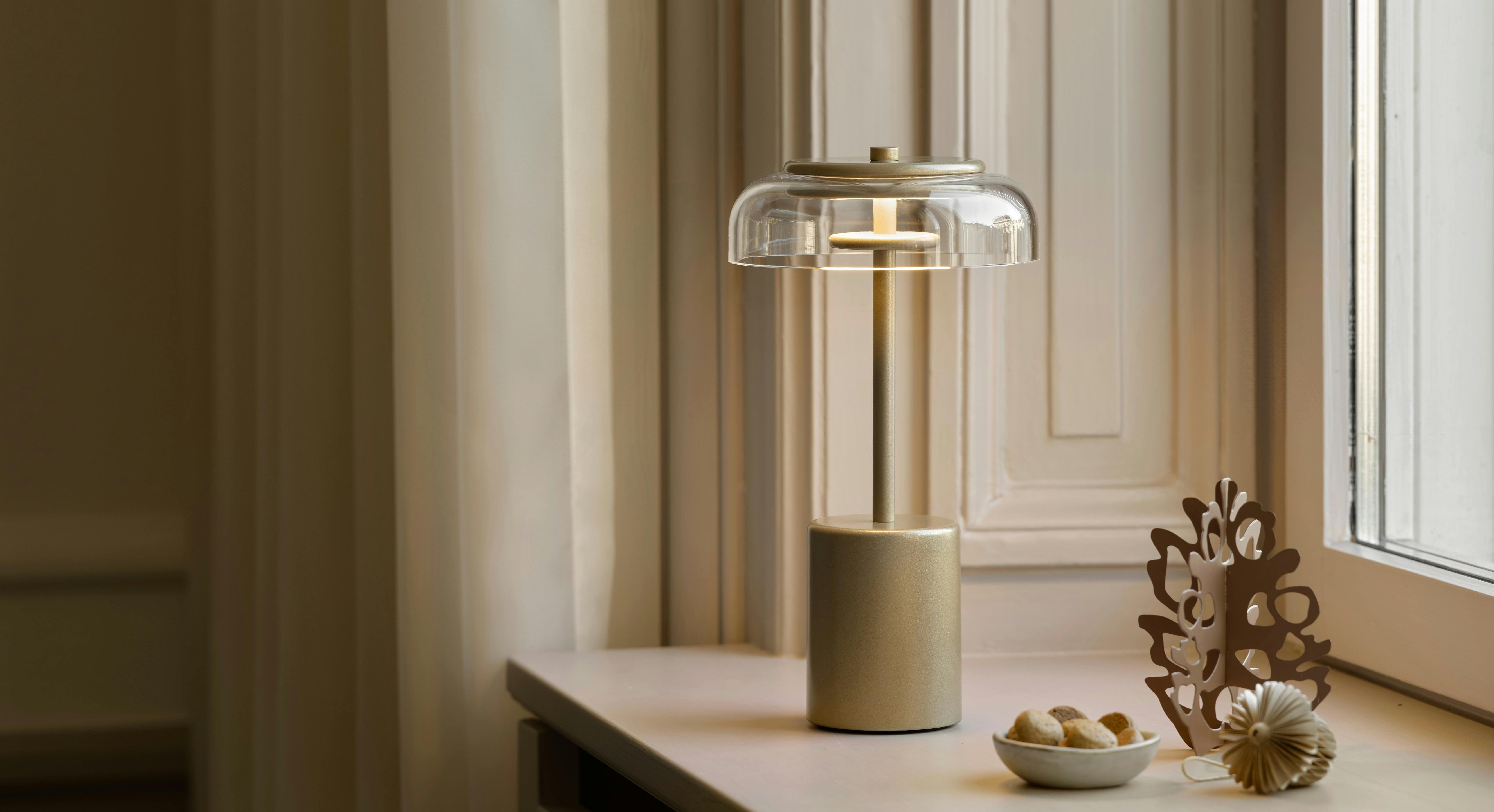 Blossi Table Mini in nordic gold.