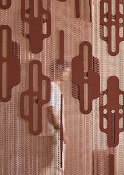 Aluminum chains serve as space dividers. Aluminum chains serve as space dividers.