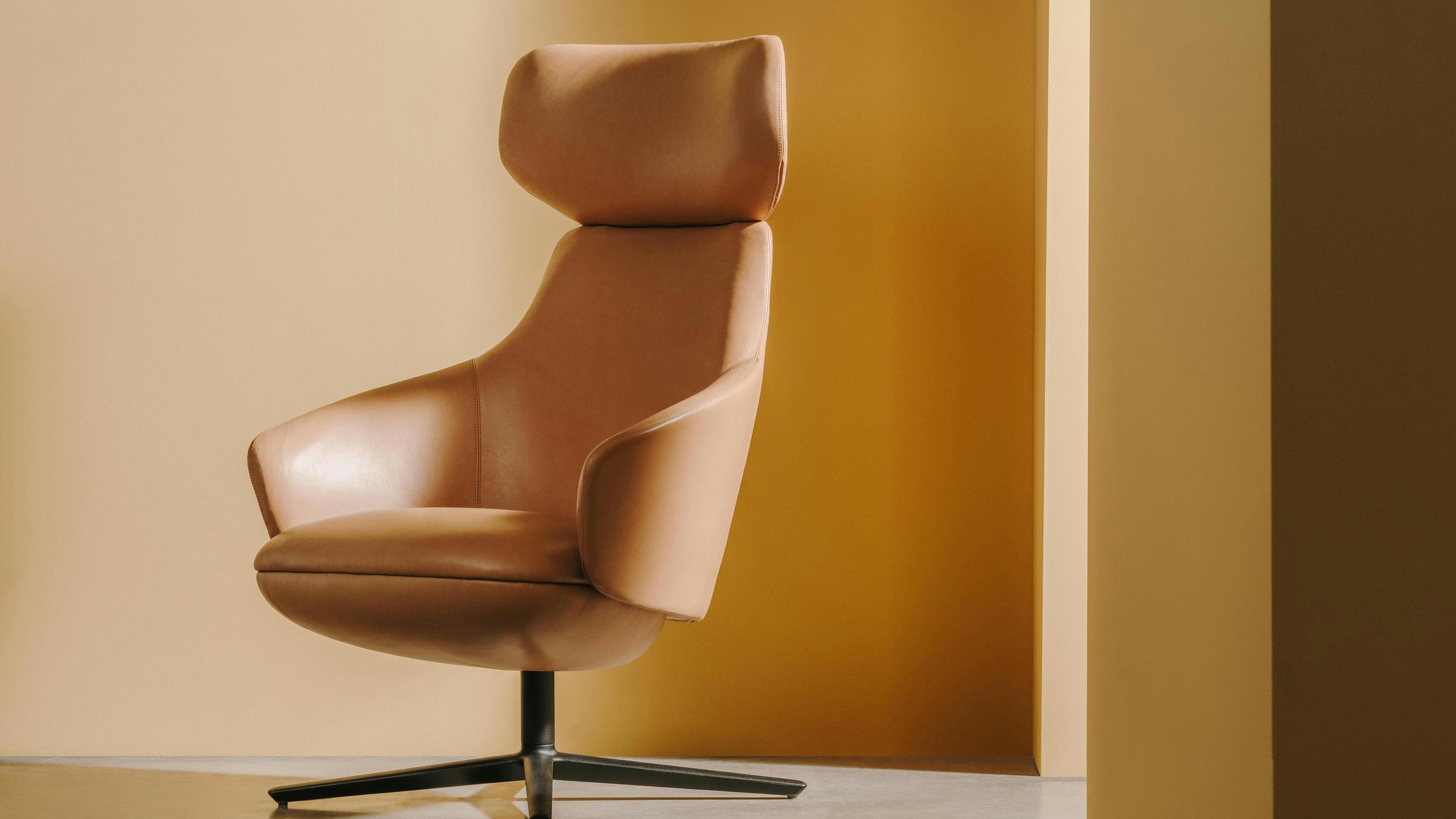 Calma Lounge is a high back seat with armrests.