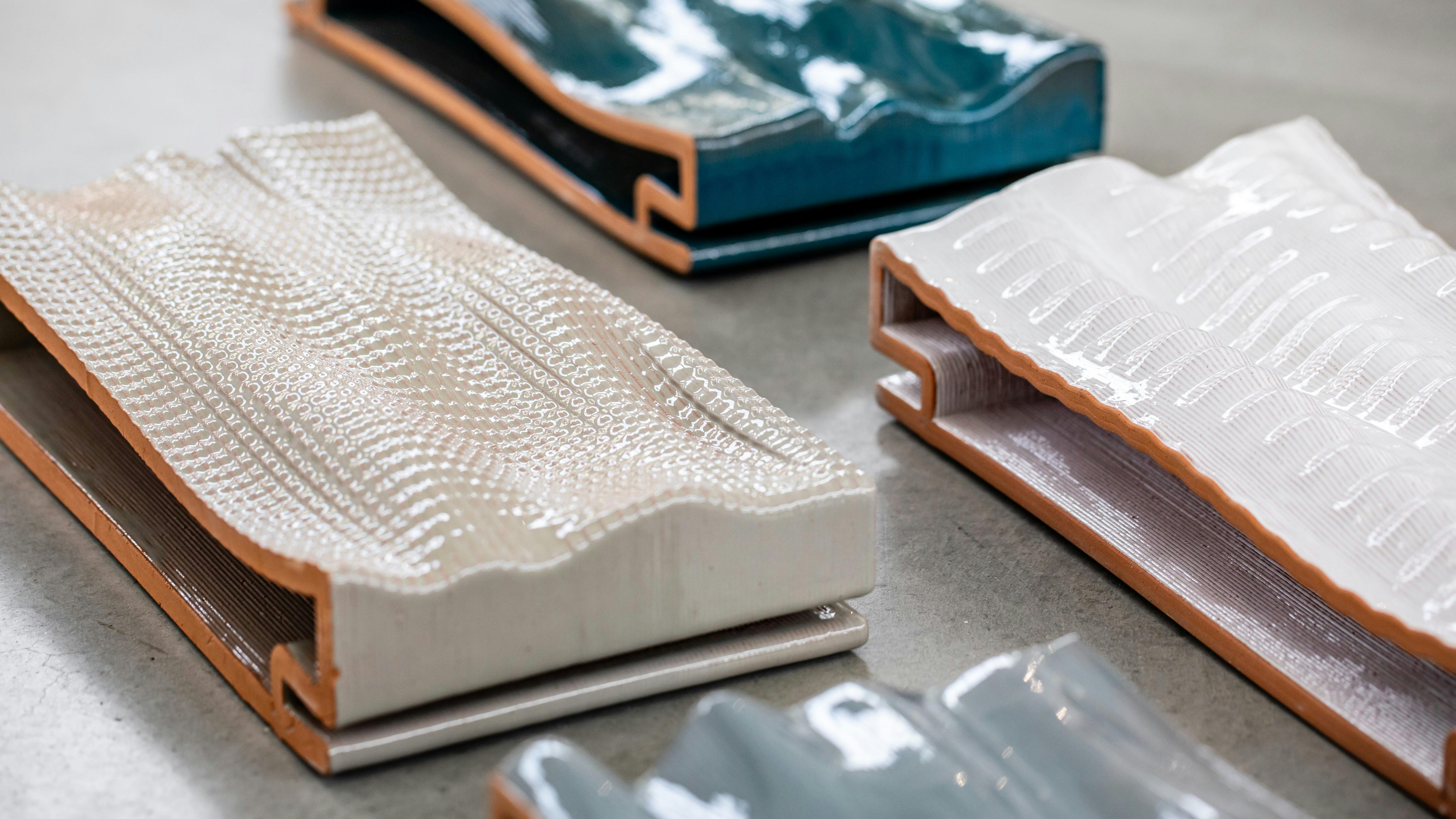 3DP Ceramic Tiles uses 3D-printed clay extrusion to create ceramic surfaces.
